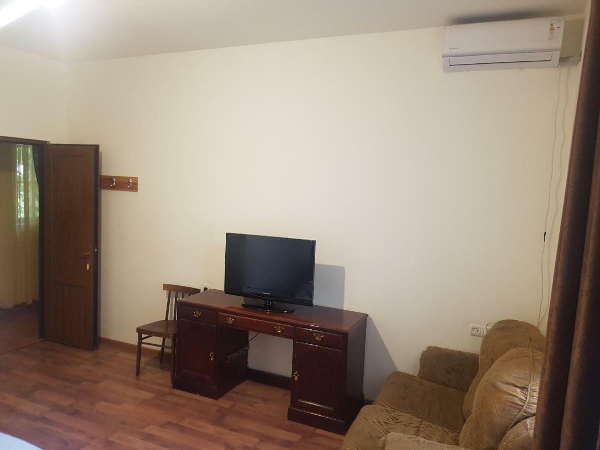 Shat Lav Hostel Ереван Экстерьер фото